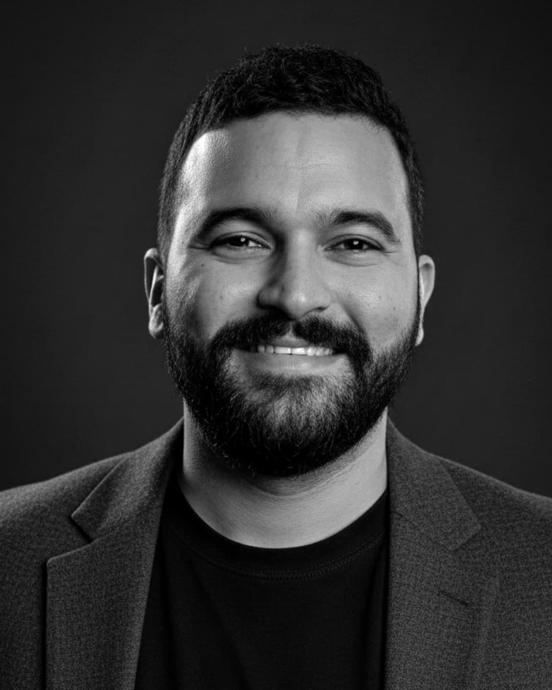 Portrait en noir et blanc de Marwan Sabara, co-fondateur de NomenklaturiA.